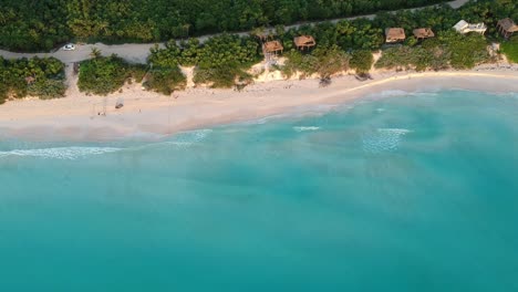 Kleine-Häuser-Am-Wunderschönen-Karibischen-Meer,-Dschungel-Am-Meer,-Bäume-Und-Meer,-Entspannender-Sonnenuntergang-Im-Meer,-Wunderschöne-Türkisfarbene-Farbe-Im-Karibischen-Meer