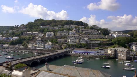 View-over-the-historic-fishing-town-of-Looe-with-its-only-bridge-in-Cornwall-England,-UK