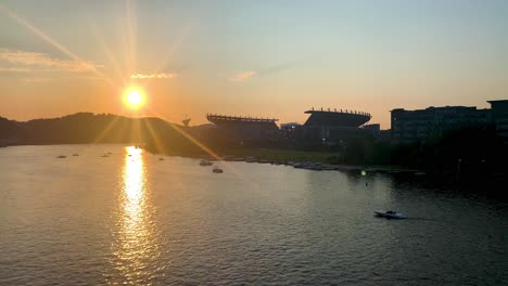Allegheny-River-with-the-Sun-setting-in-the-mountains-during-summer-in-Pittsburgh,-Pennsylvania
