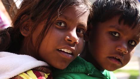 Wunderschönes-Porträt-Zweier-Indischer-Kinder,-Die-Lächeln-Und-In-Die-Kamera-Schauen