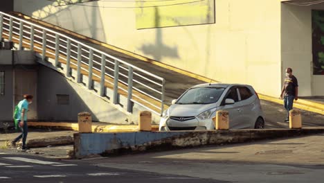 Tourism-vehicle-descending-a-ramp-in-the-middle-of-the-City-of-Panama-where-the-police-car-cross