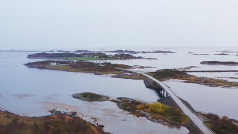 Atlantikstraße-Und-Norwegisches-Meer-An-Einem-Nebligen-Morgen-Mit-Felsigen-Inseln-In-Norwegen