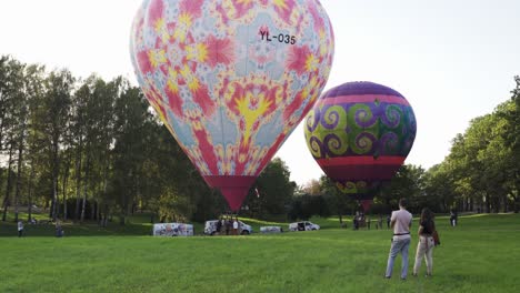 Hot-air-balloons-ready-to-fly-away,-handheld-view