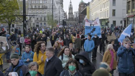 Más-De-250000-Personas-Marchan-En-Protesta-Desde-El-Parque-Kelvingrove-Hasta-Glasgow-Green-Durante-La-Cop26