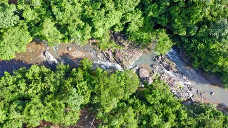 Blick-Von-Oben-Auf-Den-Fluss-Mit-Grüner-Vegetation,-Rio-Higuero-In-Der-Dominikanischen-Republik---Drohnenaufnahme-Aus-Der-Luft