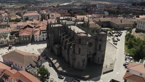 Una-Vista-Aérea-De-Una-Joya-Medieval-Monumental---Catedral-De-Guarda-En-Portugal