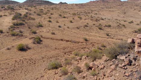 Drohne-Enthüllt-Aufnahme-Einer-Mountainbike-Singletrail-In-Der-Karoo-Wüste