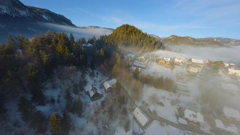 Toma-De-Drones-Fpv,-El-Paisaje-Cubierto-Bajo-La-Niebla-Con-Montañas-Circundantes-En-La-Mañana-En-Invierno-En-Eslovenia-Capturado-En-4k,-Drones-Volando-Rápido,-Cerca-De-Objetos-Con-Mucho-Movimiento