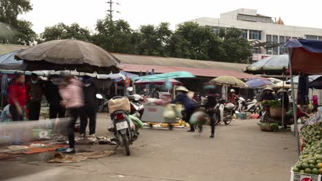 Vietnamesischer-Geschäftiger-Lokaler-Markt-Während-Der-Hauptverkehrszeit,-Lebensstil-Der-Menschen-Mit-Gesichtsmaske-Während-Der-Coronavirus-Pandemie