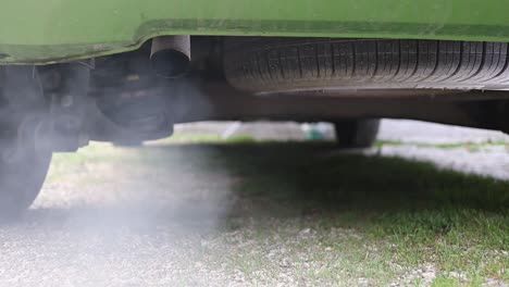 Schädliche-Abgasverschmutzung-–-Rückansicht-Eines-Grünen-Autos-Mit-Laufendem-Motor-–-Konzept-Der-Globalen-Erwärmung-–-Nahaufnahmen