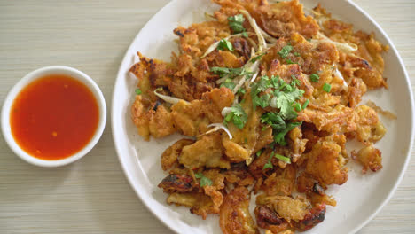 Knusprig-Gebratener-Muschelpfannkuchen-Mit-Ei---Thailändischer-Streetfood-Stil