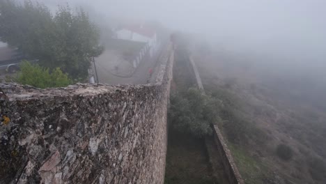 Nebelbedeckte-Mauer-Um-Das-Dorf-Und-Die-Burg-Von-Marvão