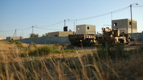Una-Zona-Desértica-Cerca-De-Una-Ciudad-Palestina-Con-Restos-De-Camiones-Militares-Tirados-En-Un-Campo
