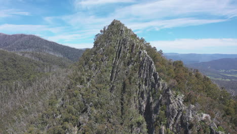 Luftaufnahmen-Zum-Messerscharfen-Gipfel-Des-Sugarloaf-Peak-In-Australien