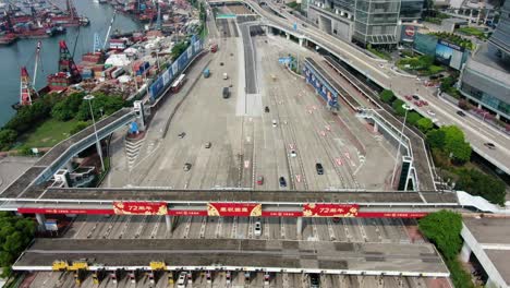 West-Kowloon-Tsim-Sha-Tsui-Mautstraße,-Ausfahrt-Und-Einfahrt-Mit-Vorbeiströmendem-Verkehr,-Luftaufnahme