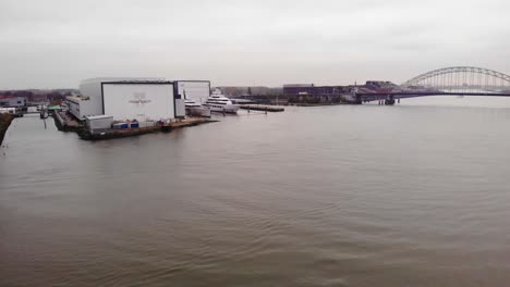 Luftaufnahme-über-Noord-In-Richtung-Oceanco-Yachtfabrik-Und-Yachthafen
