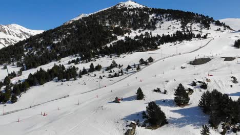 Antena:-Pistas-De-Esquí-De-Nuria-En-Los-Pirineos-Con-Algunos-Esquiadores