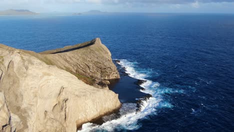 Drone-Volando-Detrás-De-La-Isla-De-Los-Conejos-Y-Las-Piscinas-De-Marea-Secretas-En-Hawaii