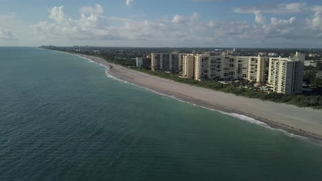 Drone-Over-Beach-and-Atlantic-Ocean-in-Jupiter,-Florida