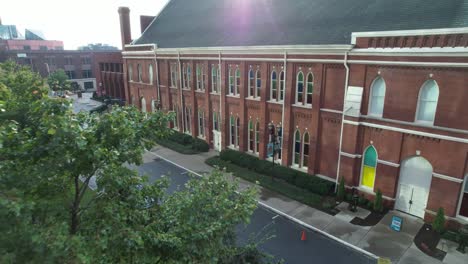 aerial-push-in-to-the-ryman-auditorium-in-nashville-tennessee