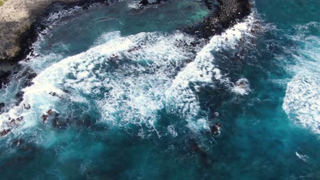 Drohne-Schwenkt-über-Das-Weiße-Meerwasser-An-Einem-Felsigen-Strand-Mit-Blick-Aus-Der-Vogelperspektive