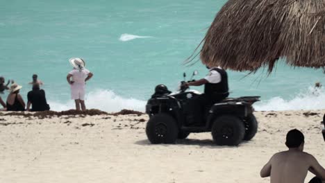 Polizist-Patrouilliert-Auf-Einem-Quad-An-Einem-Karibischen-Strand