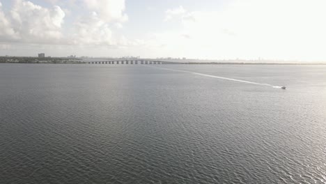 Bootsmotoren-In-Der-Biscayne-Bay-Südlich-Von-Julia-Tuttle-Causeway-In-Miami