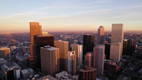 Drohnen-Luftaufnahme-Der-Skyline-Der-Innenstadt-Von-Denver,-Colorado-Während-Des-Wunderschönen-Sonnenuntergangs-Zur-Goldenen-Stunde