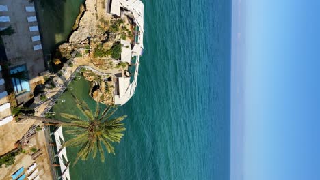 Vertikale-Aufnahme-Des-Ruhigen-Ozeans-Im-Luxusresort-Bourj-Al-Fidar-Resort-In-Byblos,-Libanon
