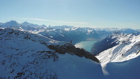 Bergsteiger-Auf-Hohen-Schneebedeckten-Berggipfeln-Entlang-Des-Flusstals