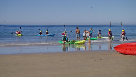 Kayakers-at-the-shoreline-in-La-Jolla,-California