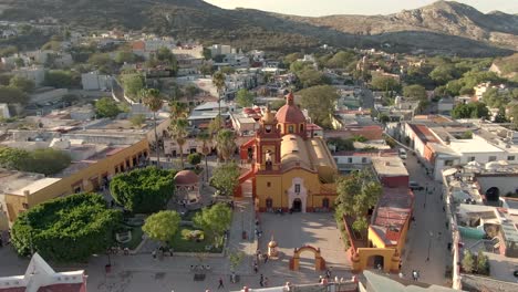Vista-Panorámica-De-La-Iglesia-De-San-Sebastián-Y-La-Plaza-Principal-En-Bernal,-Querétaro,-México---Toma-Aérea-De-Drones