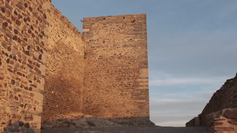 Tilt-over-tower-wall-of-the-Monsaraz-Castel-at-golden-hour