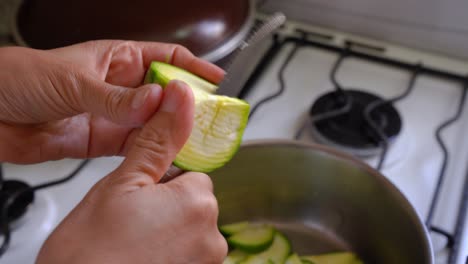 Schneiden-Sie-Frischen-Grünen-Kürbis-Mit-Den-Händen-Mit-Einem-Küchenmesser