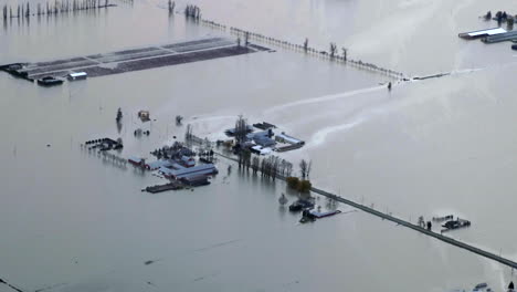 Überfluteter-Bauernhof-Nach-Katastrophaler-Überschwemmung,-Britisch-Kolumbien,-Luftaufnahme