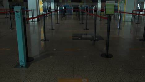 Kippaufnahme-Eines-Leeren-Gepäck-Check-in-Schalters-Am-Flughafen-Madeira-In-Portugal,-Nachdem-Viele-Flüge-Nach-Einem-Anstieg-Der-Covid-Fälle-Im-Land-Verboten-Wurden