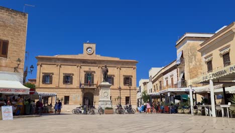 Vista-única-En-ángulo-Bajo-Del-Ayuntamiento-En-La-Plaza-Piazza-Europa-En-La-Isla-Favignana-En-Sicilia