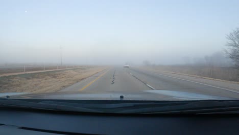 Siguiendo-A-Otro-Automóvil-En-Una-Mañana-Nublada-Con-Poca-Visibilidad---Punto-De-Vista-De-Conducción