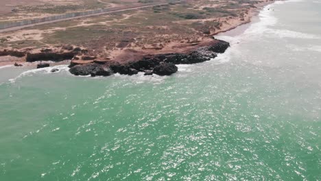Luftaufnahme-über-Dem-Türkisfarbenen-Ozean,-Die-Die-Küste-Belutschistans-Freigibt