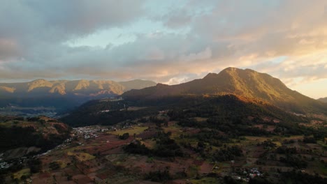 Drohnen-Luftaufnahme-Des-Sonnenuntergangs-Zur-Goldenen-Stunde-über-Dem-Implodierten-Guatemaltekischen-Vulkan-Und-Dem-Ländlichen-Tal
