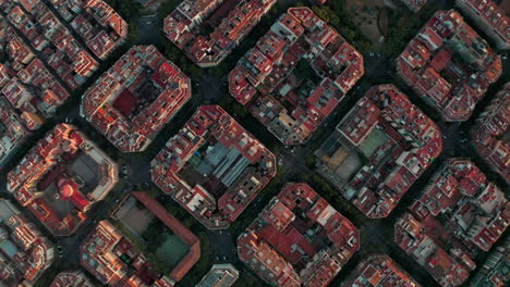Deslizador-Diagonal-De-Arriba-Hacia-Abajo-Toma-De-Drones-De-Los-Bloques-Cuadrados-De-La-Ciudad-De-La-Cuadrícula-De-Barcelona