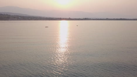 Luftaufnahmen:-Fischer-In-Kanus-Auf-Dem-Malawisee,-Afrikanische-Sonnenuntergangsreflexion