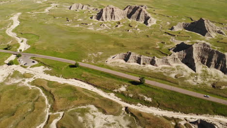 Drone-Aerial-View-of-Cars-on-Road-in-Badlands-National-Park,-South-Dakota,-USA