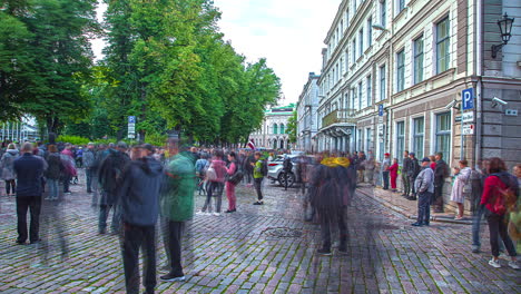 Zeitraffer-Von-Menschen,-Die-Sich-In-Der-Innenstadt-Von-Riga-Gegen-Covid-19-Beschränkungen-Und-Für-Die-Freiheit-Und-Meinungsäußerung-Des-Einzelnen-Versammeln