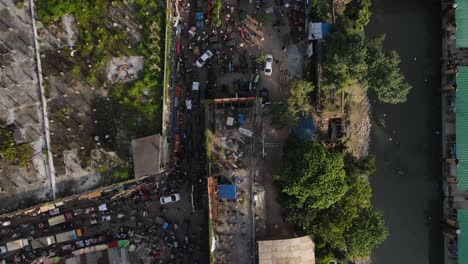 Luftaufnahme-Von-Oben-Nach-Unten-Der-Straßen-Des-Alten-Dhaka-In-Der-Nähe-Von-Sadarghat,-4k