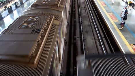 Standbild-Von-Zwei-U-Bahn-Waggons,-Die-An-Ihrem-Ziel-Ankommen,-Konzept-Des-öffentlichen-Nahverkehrs