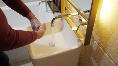 Sorgfältiges-Händewaschen-In-Einem-Badezimmerwaschbecken-Mit-Seife-Und-Heißem-Wasser---Konzept:-Covid-Prävention,-Krankheit,-Desinfektion,-Hygiene