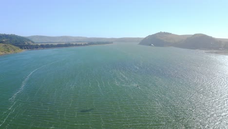 La-Boca-Ort-Zum-Ausüben-Von-Wassersportarten-Wie-Kitesurfen-Und-Windsurfen.-Landschaft-Der-Mündung-In-Der-Navidad-Comuna-In-Der-Nähe-Von-Matanzas-Und-Puertecillo,-Chile