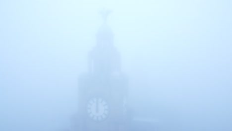 Vista-Aérea-De-La-Cubierta-De-Niebla-Densa-Fantasmal-Edificio-Del-Hígado-De-Liverpool-En-Una-Espesa-Visibilidad-Del-Clima-Sombrío