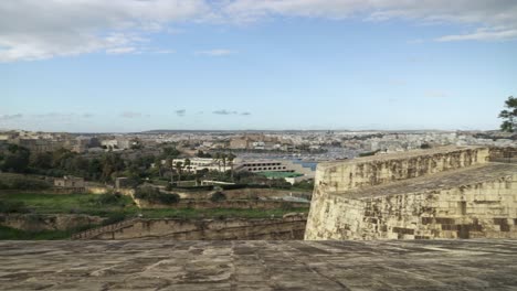 Vista-Panorámica-De-La-Ciudad-De-Valletta-Durante-El-Invierno-Desde-Los-Jardines-De-Hastings-En-Malta